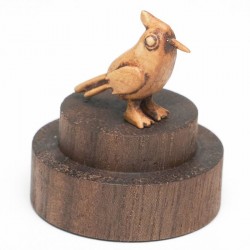 Miniatur-Specht-Holzschnitzerei – 16mm Premium Buchsbaum mit Schwarznussbasis & Glaskuppel