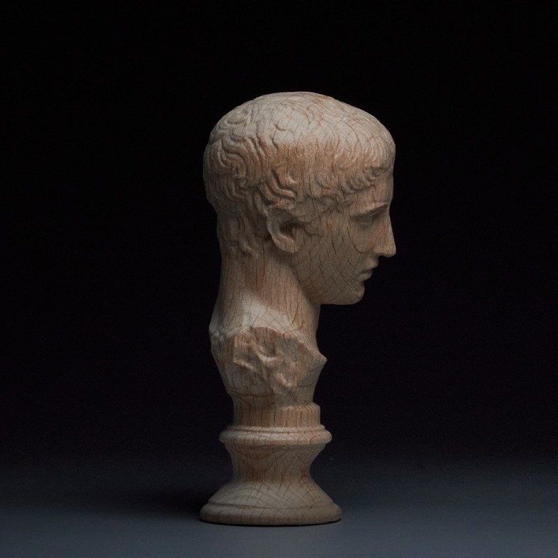 ミニチュア ディスコボロス – ソリッド・ウォールナット彫刻